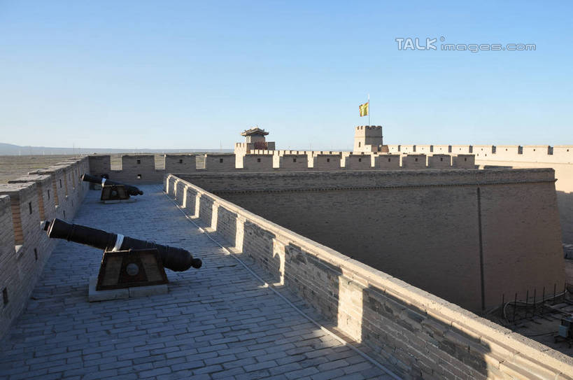 无人,横图,俯视,室外,白天,旅游,度假,竞争,高科技,科技,石头,名胜古迹,标志建筑,地标,建筑,旗帜,椅子,中国,亚洲,一排,许多,对抗,阴影,朦胧,模糊,遗迹,整齐,冲突,飘扬,军事,光线,科学,石子,影子,木椅,墙,古迹,破坏,文物,娱乐,旗子,建设,城墙,古建筑,墙壁,墙面,排列,蓝色,蓝天,天空,阳光,天,享受,休闲,武器,旅游胜地,放松,战争,工业,炮台,晴朗,飘逸,损坏,攻击,恐怖,威胁,队列,对立,矛盾,兵器,飞扬,防御,古文明,东亚,军方,军工业,甘肃,甘肃省,嘉峪关,国防,万里无云,中华人民共和国,敌对,挫败,斗争,抗拒,抗衡,杀伤,威慑,旌旗,旗号,西北地区,甘,嘉峪关市,危险,石块,岩石,晴空,晴空万里,彩图,高角度拍摄,shsgf1