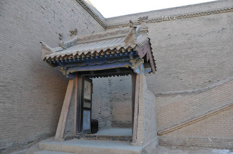 无人,横图,室外,白天,正面,旅游,度假,名胜古迹,门,标志建筑,地标,建筑,中国,亚洲,阴影,遗迹,光线,影子,墙,古迹,文物,娱乐,建设,城墙,古建筑,墙壁,墙面,蓝色,蓝天,天空,阳光,门框,天,享受,休闲,旅游胜地,放松,晴朗,古文明,东亚,甘肃,甘肃省,嘉峪关,万里无云,中华人民共和国,西北地区,甘,嘉峪关市,晴空,晴空万里,彩图,shsgf1