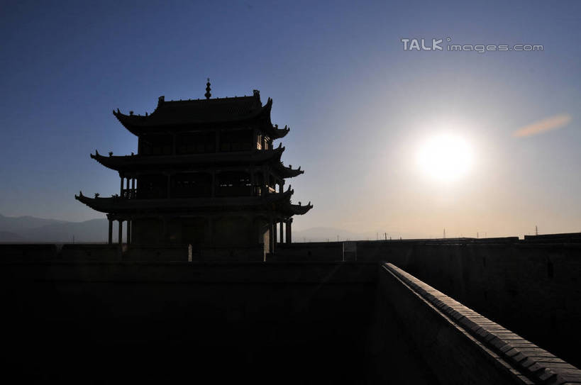 无人,横图,室外,白天,正面,旅游,度假,名胜古迹,标志建筑,地标,建筑,中国,亚洲,阴影,遗迹,光线,影子,楼,墙,背光,古迹,文物,娱乐,建设,城墙,古建筑,墙壁,墙面,蓝色,蓝天,天空,阳光,天,享受,休闲,旅游胜地,放松,晴朗,逆光,古文明,东亚,甘肃,甘肃省,嘉峪关,万里无云,中华人民共和国,西北地区,甘,嘉峪关市,瓮城,晴空,晴空万里,彩图,shsgf1