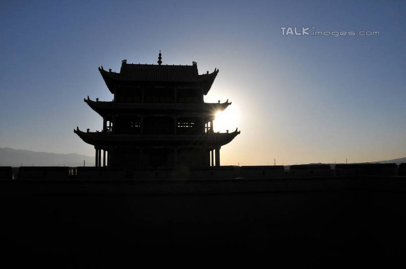 无人,横图,室外,白天,正面,旅游,度假,名胜古迹,标志建筑,地标,建筑,中国,亚洲,阴影,遗迹,光线,影子,楼,墙,背光,古迹,文物,娱乐,建设,城墙,古建筑,墙壁,墙面,蓝色,蓝天,天空,阳光,天,享受,休闲,旅游胜地,放松,晴朗,逆光,古文明,东亚,甘肃,甘肃省,嘉峪关,万里无云,中华人民共和国,西北地区,甘,嘉峪关市,瓮城,晴空,晴空万里,彩图,shsgf1