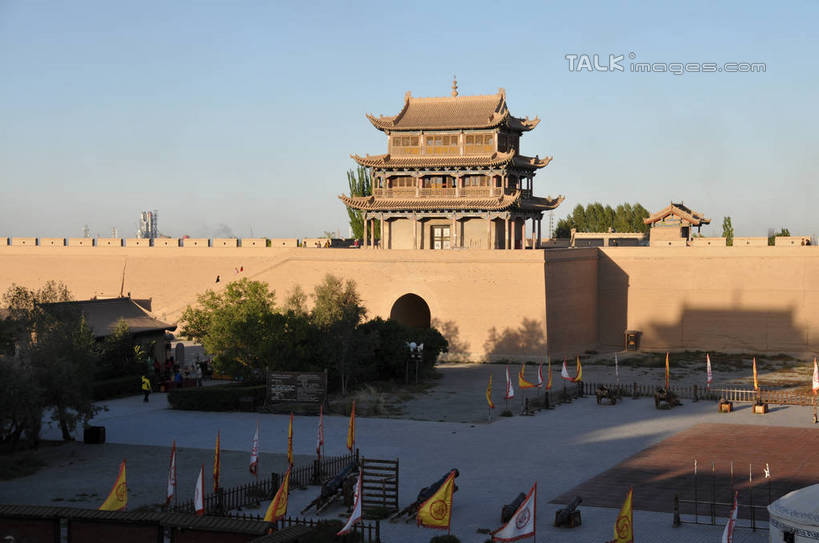 无人,横图,俯视,室外,白天,旅游,度假,名胜古迹,植物,标志建筑,地标,建筑,旗帜,中国,亚洲,一排,阴影,遗迹,整齐,并列,并排,光线,影子,楼,古迹,文物,娱乐,旗子,建设,城墙,古建筑,树,树木,排列,蓝色,绿色,蓝天,天空,阳光,自然,天,享受,休闲,旅游胜地,放松,生长,晴朗,成长,队列,平行,古文明,东亚,甘肃,甘肃省,嘉峪关,万里无云,中华人民共和国,旌旗,旗号,西北地区,甘,嘉峪关市,瓮城,晴空,晴空万里,彩图,高角度拍摄,shsgf1