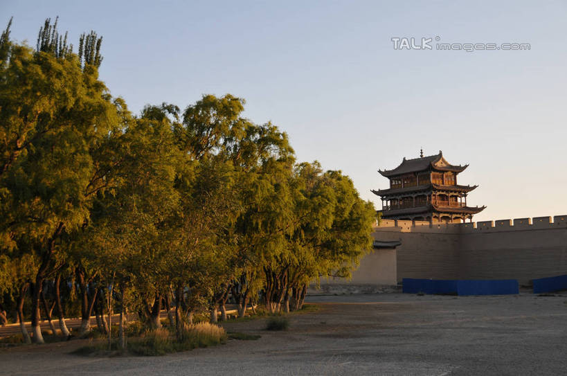 无人,横图,室外,白天,正面,旅游,度假,名胜古迹,植物,标志建筑,地标,建筑,中国,亚洲,阴影,遗迹,光线,影子,楼,墙,古迹,文物,娱乐,建设,城墙,古建筑,墙壁,墙面,树,树木,蓝色,绿色,蓝天,天空,阳光,自然,天,享受,休闲,旅游胜地,放松,生长,晴朗,成长,古文明,东亚,甘肃,甘肃省,嘉峪关,万里无云,中华人民共和国,西北地区,甘,嘉峪关市,瓮城,晴空,晴空万里,彩图,shsgf1