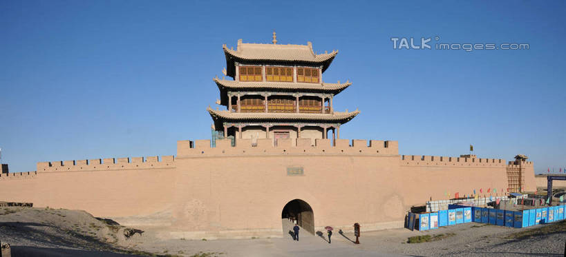 东方人,三个人,走,横图,室外,白天,仰视,旅游,度假,名胜古迹,门,标志建筑,地标,建筑,中国,亚洲,阴影,服装,遗迹,光线,影子,楼,墙,拱门,注视,休闲装,黄种人,古迹,文物,娱乐,建设,城墙,古建筑,墙壁,墙面,衣服,蓝色,蓝天,天空,阳光,门框,天,观察,看,享受,休闲,休闲服,旅游胜地,放松,服饰,晴朗,观看,察看,关注,古文明,东亚,甘肃,甘肃省,嘉峪关,万里无云,中华人民共和国,西北地区,甘,嘉峪关市,瓮城,男人,男性,年轻男性,年轻女性,女人,女性,亚洲人,晴空,晴空万里,步行,散步,走路,彩图,低角度拍摄,全身,shsgf1