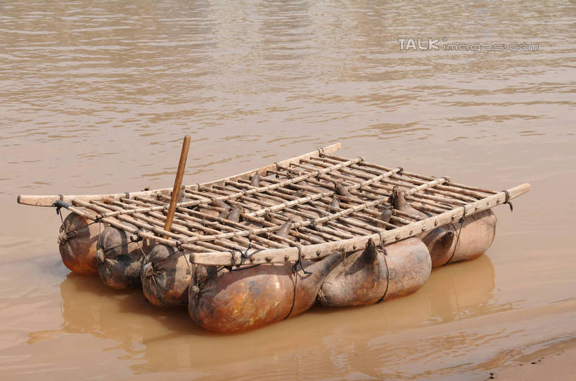 无人,横图,俯视,室外,白天,旅游,度假,河流,美景,水,中国,亚洲,一排,阴影,竹制,整齐,编织,光线,影子,竹排,河水,景观,水流,运输工具,娱乐,竹筏,排列,一个,倒影,阳光,自然,交通工具,享受,休闲,景色,放松,单个,竹条,倒映,竹制品,队列,自然风光,载具,东亚,甘肃,甘肃省,中华人民共和国,省会,西北地区,兰州,兰州市,甘,反照,水上交通工具,彩图,高角度拍摄,shsgf1