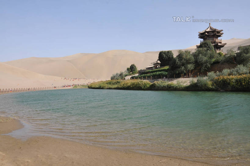 无人,横图,室外,白天,正面,旅游,度假,草地,草坪,美景,沙漠,植物,敦煌,中国,亚洲,阴影,光线,沙子,影子,楼,池塘,景观,水池,沙丘,娱乐,草,树,树木,蓝色,绿色,蓝天,天空,阳光,自然,天,享受,休闲,景色,放松,生长,晴朗,成长,自然风光,东亚,甘肃,甘肃省,万里无云,中华人民共和国,西北地区,甘,酒泉,酒泉市,敦煌鸣沙山,大漠,砂漠,晴空,晴空万里,彩图,shsgf1