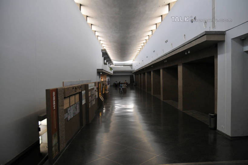 无人,博物馆,横图,室内,白天,正面,度假,美景,柜子,城市风光,城市,照明,敦煌,中国,亚洲,阴影,研究,光线,影子,墙,景观,灯光,储物柜,教育,娱乐,吊灯,墙壁,墙面,灯,灯具,享受,休闲,景色,放松,展览,照亮,照明设备,储存,欣赏,陈列,东亚,甘肃,甘肃省,莫高窟,中华人民共和国,西北地区,甘,酒泉,酒泉市,储备,蕴藏,贮备,典藏,千佛洞,彩图,贮存,shsgf1