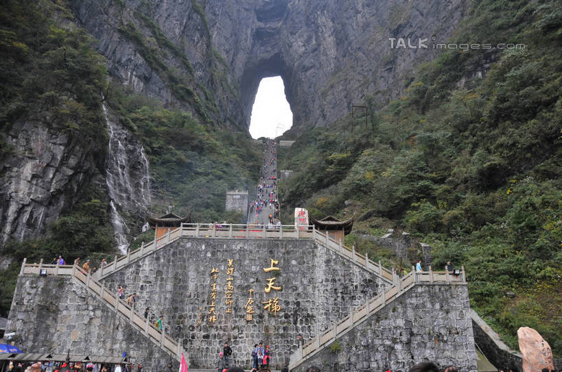 东方人,栏杆,站,横图,室外,白天,仰视,旅游,度假,石头,美景,森林,山,山脉,树林,植物,雾,楼梯,张家界,中国,亚洲,阴影,服装,朦胧,模糊,光线,扶手,石子,影子,阶梯,墙,景观,山顶,山峰,悬崖,云,云朵,围栏,山峦,许多人,云彩,注视,休闲装,黄种人,娱乐,护栏,墙壁,墙面,台阶,树,树木,衣服,蓝色,绿色,白云,蓝天,天空,阳光,自然,群山,天,观察,看,站着,一群人,享受,休闲,休闲服,景色,放松,服饰,生长,晴朗,成长,观看,迷雾,察看,关注,自然风光,东亚,沉积岩,湖南,湖南省,中华人民共和国,绝壁,华中地区,湘,张家界市,颠峰,极峰,水成岩,天门山,男人,男性,年轻男性,年轻女性,女人,女性,亚洲人,石块,岩石,大雾,晴空,站立,半身,彩图,低角度拍摄,shsgf1