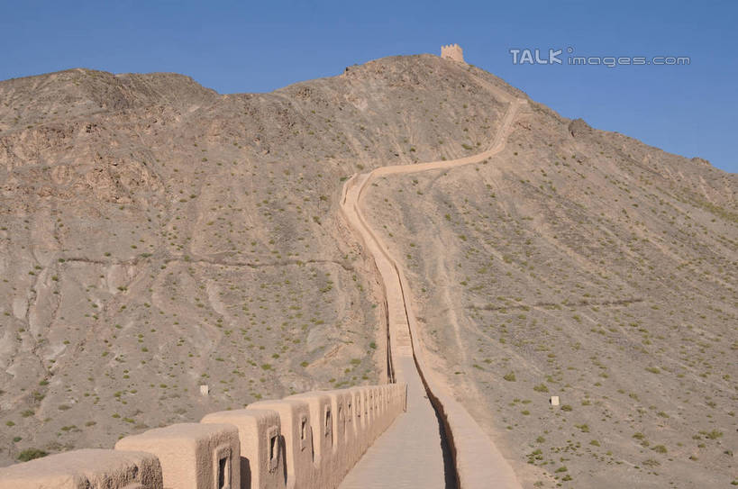 无人,横图,室外,白天,仰视,旅游,度假,石头,名胜古迹,山,山脉,标志建筑,地标,建筑,中国,亚洲,阴影,遗迹,光线,石子,影子,墙,山峰,山峦,古迹,文物,娱乐,建设,古建筑,墙壁,墙面,蓝色,蓝天,天空,阳光,群山,天,享受,休闲,旅游胜地,放松,晴朗,古文明,东亚,甘肃,甘肃省,嘉峪关,万里无云,中华人民共和国,西北地区,甘,嘉峪关市,悬臂长城,石块,岩石,晴空,晴空万里,彩图,低角度拍摄,shsgf1