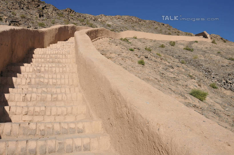 无人,横图,室外,白天,仰视,旅游,度假,石头,名胜古迹,山,山脉,楼梯,标志建筑,地标,建筑,中国,亚洲,阴影,遗迹,光线,石子,影子,阶梯,墙,山峰,山峦,古迹,文物,娱乐,建设,古建筑,墙壁,墙面,台阶,蓝色,蓝天,天空,阳光,群山,天,享受,休闲,旅游胜地,放松,晴朗,古文明,东亚,甘肃,甘肃省,嘉峪关,万里无云,中华人民共和国,西北地区,甘,嘉峪关市,悬臂长城,石块,岩石,晴空,晴空万里,彩图,低角度拍摄,shsgf1