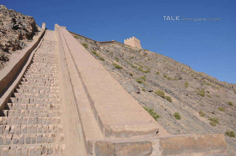 无人,横图,室外,白天,正面,旅游,度假,石头,名胜古迹,山,山脉,楼梯,标志建筑,地标,建筑,中国,亚洲,阴影,遗迹,光线,石子,影子,阶梯,墙,山峰,山峦,古迹,文物,娱乐,建设,古建筑,墙壁,墙面,台阶,蓝色,蓝天,天空,阳光,群山,天,享受,休闲,旅游胜地,放松,晴朗,古文明,东亚,甘肃,甘肃省,嘉峪关,万里无云,中华人民共和国,西北地区,甘,嘉峪关市,悬臂长城,石块,岩石,晴空,晴空万里,彩图,shsgf1