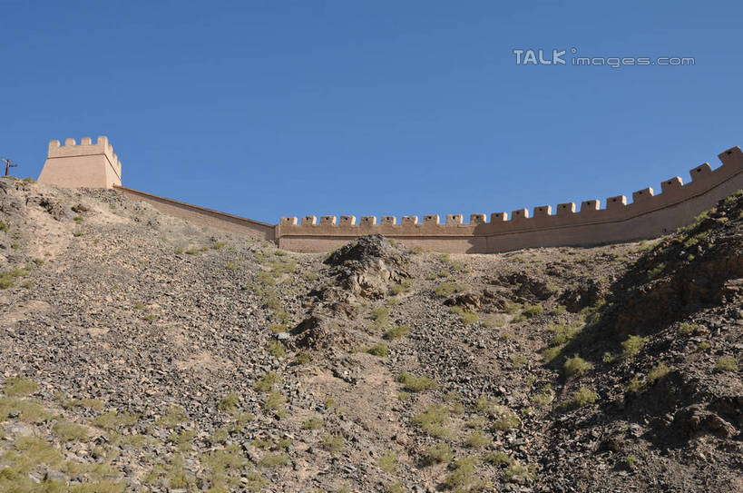 无人,横图,室外,白天,仰视,旅游,度假,草地,草坪,石头,名胜古迹,山,山脉,植物,楼梯,标志建筑,地标,建筑,中国,亚洲,阴影,遗迹,光线,石子,影子,阶梯,墙,山峰,山峦,古迹,文物,娱乐,建设,古建筑,墙壁,墙面,台阶,草,树,树木,蓝色,绿色,蓝天,天空,阳光,群山,天,享受,休闲,旅游胜地,放松,生长,晴朗,成长,古文明,东亚,甘肃,甘肃省,嘉峪关,万里无云,中华人民共和国,西北地区,甘,嘉峪关市,悬臂长城,石块,岩石,晴空,晴空万里,彩图,低角度拍摄,shsgf1