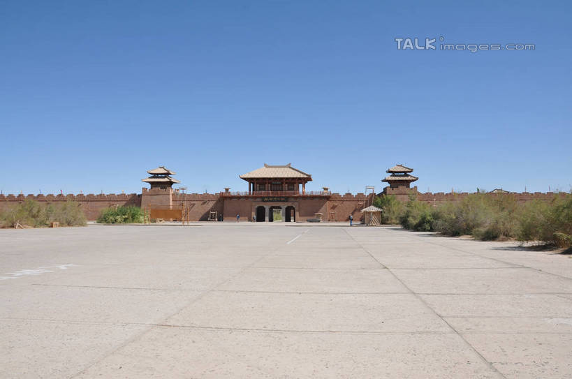 无人,横图,室外,白天,正面,旅游,度假,草地,草坪,名胜古迹,植物,门,标志建筑,地标,建筑,敦煌,中国,亚洲,阴影,遗迹,光线,影子,墙,屋顶,顶棚,古迹,文物,娱乐,城门,建设,城墙,古建筑,墙壁,墙面,草,树,树木,蓝色,绿色,蓝天,天空,阳光,门框,天,享受,休闲,旅游胜地,放松,生长,晴朗,成长,古文明,东亚,甘肃,甘肃省,万里无云,中华人民共和国,西北地区,甘,酒泉,酒泉市,小方盘城,玉门关,瓮城,晴空,晴空万里,彩图,shsgf1