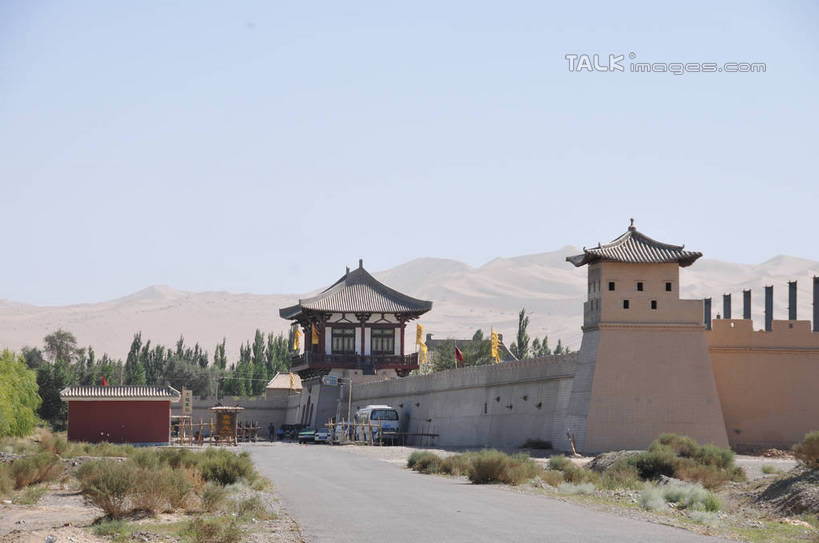 无人,横图,室外,白天,正面,旅游,度假,草地,草坪,名胜古迹,植物,门,标志建筑,道路,地标,建筑,路,公共汽车,敦煌,中国,亚洲,一辆,阴影,遗迹,光线,影子,墙,屋顶,小路,巴士,公交车,交通,顶棚,古迹,文物,娱乐,城门,建设,城墙,古建筑,墙壁,墙面,车,草,树,树木,蓝色,绿色,蓝天,天空,阳光,门框,交通工具,天,享受,休闲,旅游胜地,放松,生长,晴朗,成长,载具,古文明,东亚,甘肃,甘肃省,万里无云,中华人民共和国,西北地区,甘,酒泉,酒泉市,小方盘城,玉门关,瓮城,晴空,晴空万里,彩图,shsgf1