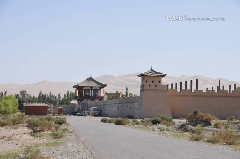 无人,横图,室外,白天,正面,旅游,度假,草地,草坪,名胜古迹,植物,门,标志建筑,道路,地标,建筑,路,公共汽车,敦煌,中国,亚洲,一辆,阴影,遗迹,光线,影子,墙,屋顶,小路,巴士,公交车,交通,顶棚,古迹,文物,娱乐,城门,建设,城墙,古建筑,墙壁,墙面,车,草,树,树木,蓝色,绿色,蓝天,天空,阳光,门框,交通工具,天,享受,休闲,旅游胜地,放松,生长,晴朗,成长,载具,古文明,东亚,甘肃,甘肃省,万里无云,中华人民共和国,西北地区,甘,酒泉,酒泉市,小方盘城,玉门关,瓮城,晴空,晴空万里,彩图,shsgf1