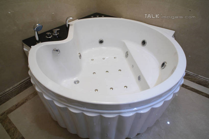 无人,家,横图,俯视,室内,白天,家具,卫生间,洗手间,浴室,装修,建筑,欧式,装饰,瓷砖,地砖,水龙头,陶瓷,房屋,墙,屋子,公寓,陶瓷制品,地面,豪华,建设,现代,装潢,洋房,楼房,开关,墙壁,墙面,住宅,室内装潢,浴缸,打开,样板房,明亮,阀门,舒适,家居装潢,开启,房屋设计,地中海风格,古典风格,简约风格,室内设计,宽敞,样板房装潢,水咀,设计,厕所,淋浴房,彩图,高角度拍摄,冲凉房,房子,沐浴间,沐浴室,shslj1