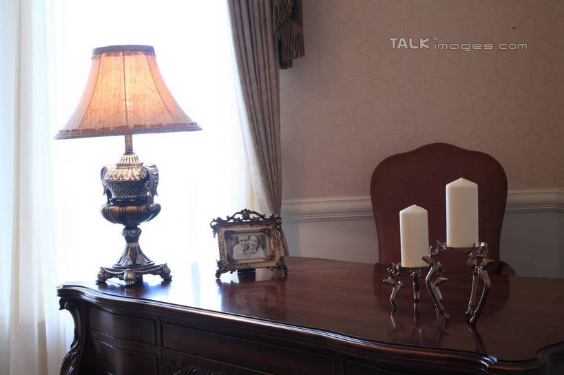 无人,家,横图,照片,室内,白天,正面,摆设,别墅,窗帘,家具,书房,台灯,装修,桌子,建筑,蜡烛,椅子,相框,照明,欧式,两根,花纹,装饰,烛台,办公桌,房屋,木椅,墙,屋子,公寓,灯光,古典,豪华,建设,现代,装潢,洋房,楼房,墙壁,墙面,住宅,陈设,灯,白色,灯具,室内装潢,摄影,样板房,明亮,照亮,安排,舒适,家居装潢,照明设备,房屋设计,地中海风格,古典风格,简约风格,陈列,部署,室内设计,宽敞,样板房装潢,铺排,设计,相片,彩图,拍摄,照相,房子,shslj1