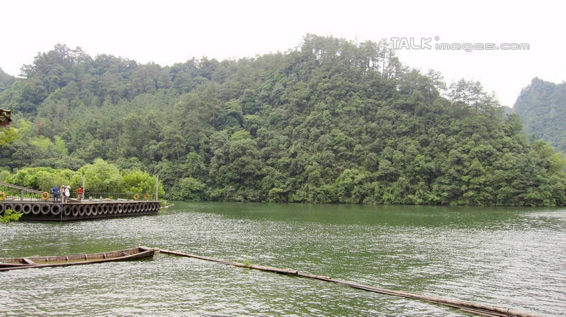 无人,横图,室外,白天,正面,旅游,度假,湖,湖泊,美景,森林,山,山脉,树林,水,植物,中国,亚洲,一排,阴影,波纹,竹制,整齐,编织,光线,影子,竹排,湖面,景观,山峰,水流,水面,运输工具,涟漪,山峦,娱乐,浙江,竹筏,树,树木,浙江省,排列,蓝色,绿色,蓝天,水纹,天空,阳光,自然,交通工具,波浪,湖水,群山,天,享受,休闲,五泄,小雁荡,诸暨市,景色,放松,生长,晴朗,成长,竹条,竹制品,队列,自然风光,载具,东亚,绍兴,万里无云,中华人民共和国,华东地区,水晕,浙,绍兴市,水上交通工具,晴空,晴空万里,彩图,五泄风景区,shslj1