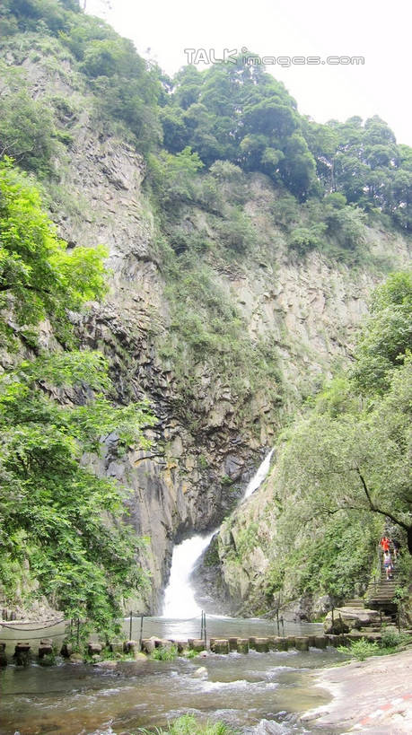 无人,竖图,室外,白天,正面,旅游,度假,草地,草坪,河流,美景,瀑布,沙滩,山,山脉,树林,水,植物,中国,亚洲,阴影,飞溅,溅,光线,木板,沙子,液体,影子,河岸,河水,河滩,景观,山峰,水滴,水流,桥,木桥,沙地,山峦,娱乐,浙江,栈桥,水珠,草,树,树木,浙江省,蓝色,绿色,蓝天,天空,阳光,自然,群山,天,享受,休闲,五泄,小雁荡,诸暨市,景色,放松,生长,晴朗,成长,人行桥,木板桥,喷洒,自然风光,东亚,绍兴,万里无云,中华人民共和国,华东地区,浙,绍兴市,跌水,晴空,晴空万里,彩图,五泄风景区,shslj1