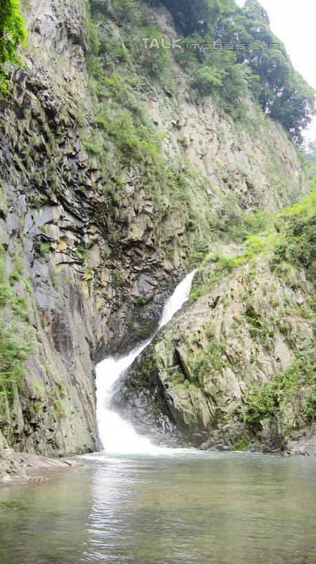 无人,竖图,室外,白天,正面,旅游,度假,草地,草坪,河流,美景,瀑布,沙滩,山,山脉,树林,水,植物,中国,亚洲,阴影,飞溅,溅,光线,木板,沙子,液体,影子,河岸,河水,河滩,景观,山峰,水滴,水流,桥,木桥,沙地,山峦,娱乐,浙江,栈桥,水珠,草,树,树木,浙江省,蓝色,绿色,蓝天,天空,阳光,自然,群山,天,享受,休闲,五泄,小雁荡,诸暨市,景色,放松,生长,晴朗,成长,人行桥,木板桥,喷洒,自然风光,东亚,绍兴,万里无云,中华人民共和国,华东地区,浙,绍兴市,跌水,晴空,晴空万里,彩图,五泄风景区,shslj1