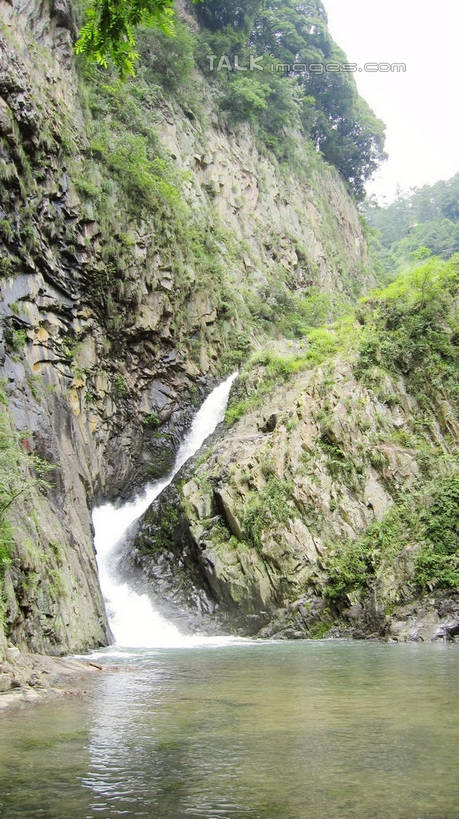 无人,竖图,室外,白天,正面,旅游,度假,草地,草坪,河流,美景,瀑布,沙滩,山,山脉,树林,水,植物,中国,亚洲,阴影,飞溅,溅,光线,木板,沙子,液体,影子,河岸,河水,河滩,景观,山峰,水滴,水流,桥,木桥,沙地,山峦,娱乐,浙江,栈桥,水珠,草,树,树木,浙江省,蓝色,绿色,蓝天,天空,阳光,自然,群山,天,享受,休闲,五泄,小雁荡,诸暨市,景色,放松,生长,晴朗,成长,人行桥,木板桥,喷洒,自然风光,东亚,绍兴,万里无云,中华人民共和国,华东地区,浙,绍兴市,跌水,晴空,晴空万里,彩图,五泄风景区,shslj1