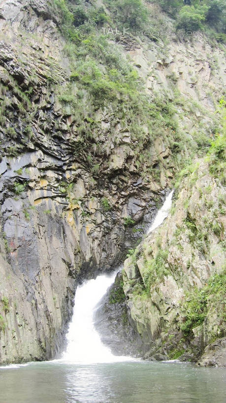 无人,竖图,室外,白天,正面,旅游,度假,草地,草坪,河流,美景,瀑布,沙滩,山,山脉,树林,水,植物,中国,亚洲,阴影,飞溅,溅,光线,木板,沙子,液体,影子,河岸,河水,河滩,景观,山峰,水滴,水流,桥,木桥,沙地,山峦,娱乐,浙江,栈桥,水珠,草,树,树木,浙江省,绿色,阳光,自然,群山,享受,休闲,五泄,小雁荡,诸暨市,景色,放松,生长,成长,人行桥,木板桥,喷洒,自然风光,东亚,绍兴,中华人民共和国,华东地区,浙,绍兴市,跌水,彩图,五泄风景区,shslj1