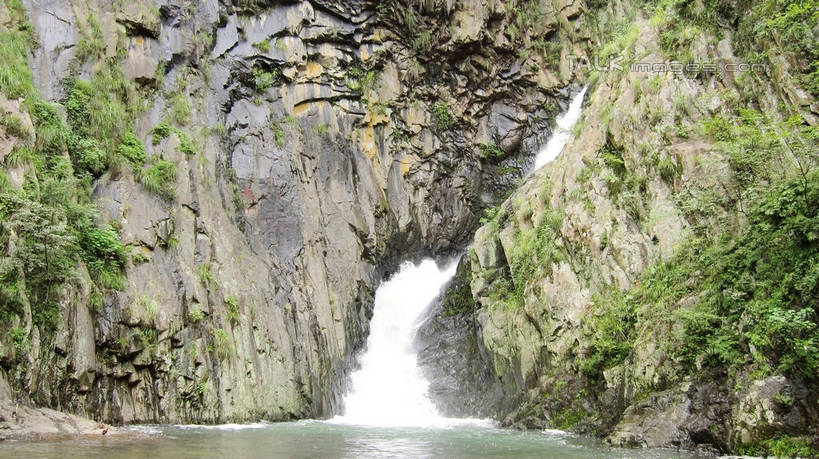 无人,横图,室外,白天,正面,旅游,度假,草地,草坪,河流,美景,瀑布,沙滩,山,山脉,树林,水,植物,中国,亚洲,阴影,飞溅,溅,光线,木板,沙子,液体,影子,河岸,河水,河滩,景观,山峰,水滴,水流,桥,木桥,沙地,山峦,娱乐,浙江,栈桥,水珠,草,树,树木,浙江省,绿色,阳光,自然,群山,享受,休闲,五泄,小雁荡,诸暨市,景色,放松,生长,成长,人行桥,木板桥,喷洒,自然风光,东亚,绍兴,中华人民共和国,华东地区,浙,绍兴市,跌水,彩图,五泄风景区,shslj1