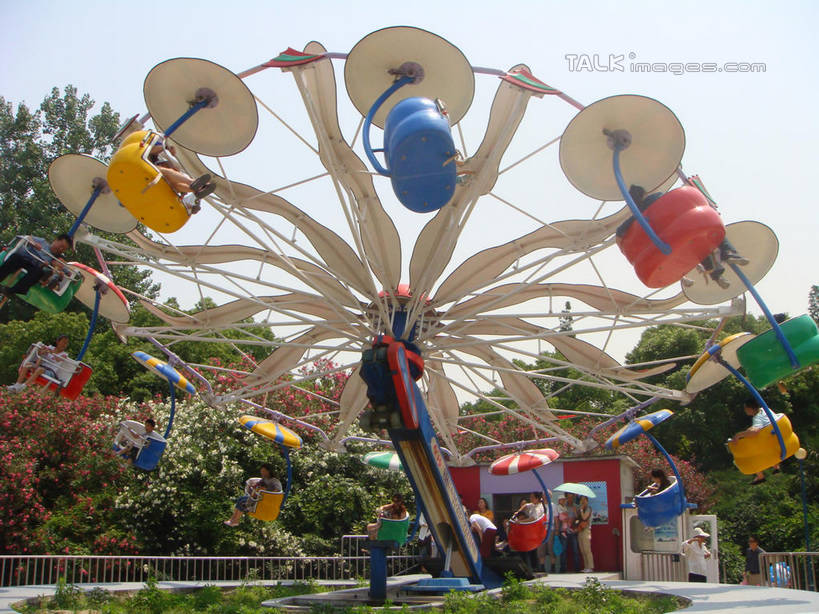 东方人,儿童,家庭,夫妻,母亲,父亲,女儿,儿子,公园,站,坐,横图,室外,白天,仰视,爱情,旅游,度假,纯洁,草地,草坪,美景,树林,植物,上海,中国,亚洲,握,阴影,服装,光线,影子,景观,许多人,浪漫,注视,休闲装,黄种人,娱乐,草,树,树木,小孩,衣服,蓝色,绿色,蓝天,天空,阳光,自然,天,观察,看,站着,一群人,享受,休闲,温暖,温馨,父女,父子,母女,母子,一家人,休闲服,景色,恩爱,放松,父爱,可爱,母爱,童年,童趣,握着,恋人,服饰,游乐设施,旋转飞椅,大宁灵石公园,生长,晴朗,成长,观看,申,和睦,察看,关注,自然风光,童真,东亚,烂漫,无邪,上海市,万里无云,中华人民共和国,沪,华东地区,闸北区,飓风飞椅,旋转秋千,天真,男孩,男人,男性,年轻男性,年轻女性,女孩,女人,女性,亚洲人,孩子,年轻人,夫妇,情侣,晴空,晴空万里,站立,坐着,彩图,低角度拍摄,全身,广中西路,伴侣,融洽,男生,女生,shslj1