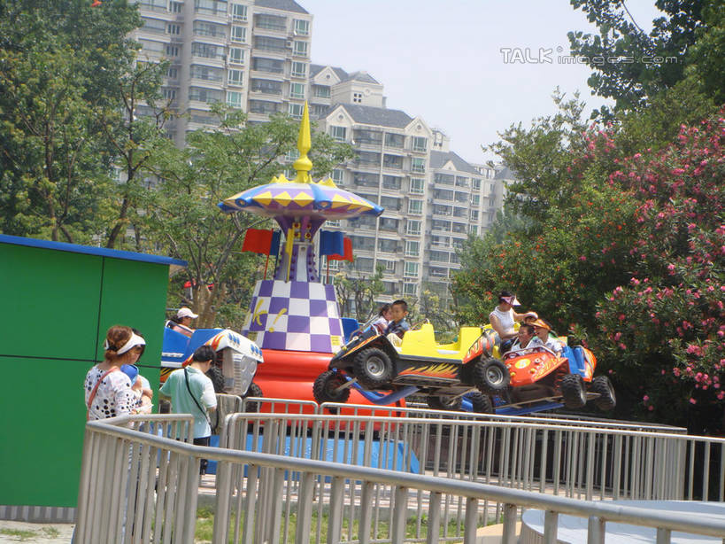 东方人,儿童,背部,家庭,夫妻,母亲,父亲,女儿,儿子,公园,游乐园,家,栏杆,站,坐,横图,室外,白天,正面,爱情,旅游,度假,纯洁,草地,草坪,美景,树林,植物,游乐场,帽子,上海,中国,亚洲,行人,阴影,服装,光线,影子,房屋,屋子,景观,公寓,围栏,浪漫,注视,休闲装,黄种人,娱乐,运动帽,洋房,护栏,楼房,路人,住宅,草,树,树木,小孩,衣服,蓝色,绿色,蓝天,天空,阳光,自然,天,观察,看,站着,享受,休闲,温暖,温馨,父女,父子,母女,母子,一家人,休闲服,鸭舌帽,景色,恩爱,放松,父爱,可爱,母爱,童年,童趣,恋人,服饰,大宁灵石公园,生长,晴朗,成长,观看,申,和睦,察看,关注,自然风光,童真,东亚,烂漫,无邪,上海市,万里无云,中华人民共和国,沪,华东地区,乐园,闸北区,主题公园,过客,天真,男孩,男人,男性,年轻男性,年轻女性,女孩,女人,女性,亚洲人,孩子,年轻人,夫妇,情侣,晴空,晴空万里,站立,坐着,彩图,全身,房子,人造公园,主题乐园,广中西路,伴侣,融洽,男生,女生,shslj1