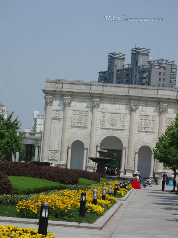东方人,公园,家,站,走,竖图,室外,白天,正面,旅游,度假,草地,草坪,花海,花圃,树林,植物,门,标志建筑,地标,建筑,路灯,叶子,照明,上海,中国,亚洲,行人,游客,游人,阴影,服装,盛开,光线,影子,房屋,屋子,公寓,拱门,灯光,许多人,花蕾,注视,休闲装,黄种人,娱乐,建设,洋房,楼房,路人,旅客,住宅,灯,草,花,花瓣,花朵,花卉,鲜花,树,树木,衣服,蓝色,绿色,蓝天,天空,阳光,自然,门框,花丛,花束,花田,天,花苞,花蕊,观察,看,站着,一群人,享受,休闲,休闲服,旅游胜地,放松,服饰,大宁灵石公园,生长,晴朗,成长,观看,照亮,申,察看,照明设备,关注,东亚,上海市,万里无云,中华人民共和国,沪,华东地区,闸北区,过客,男人,男性,年轻男性,年轻女性,女人,女性,亚洲人,晴空,晴空万里,步行,散步,站立,走路,彩图,全身,房子,广中西路,shslj1