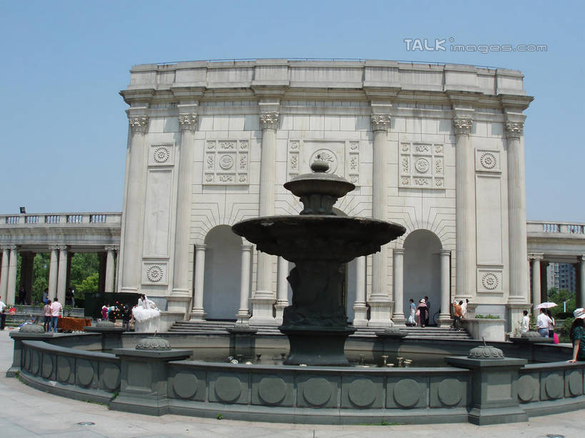 东方人,公园,站,走,横图,室外,白天,正面,旅游,度假,标志建筑,地标,建筑,喷泉,上海,中国,亚洲,行人,游客,游人,阴影,服装,光线,影子,墙,景观,拱门,许多人,注视,休闲装,黄种人,文化,娱乐,建设,路人,旅客,墙壁,墙面,衣服,蓝色,蓝天,天空,阳光,天,观察,看,品味,站着,一群人,享受,休闲,休闲服,旅游胜地,放松,服饰,大宁灵石公园,晴朗,观看,申,察看,关注,水景,东亚,上海市,万里无云,中华人民共和国,沪,华东地区,美观,闸北区,过客,男人,男性,年轻男性,年轻女性,女人,女性,亚洲人,设计,晴空,晴空万里,步行,散步,站立,走路,半身,彩图,广中西路,shslj1