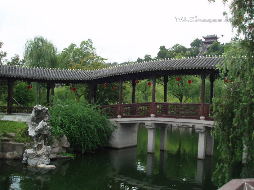 无人,栏杆,横图,室外,白天,正面,旅游,度假,草地,草坪,湖,湖泊,石头,美景,山,树林,水,植物,仙居,中国,亚洲,阴影,艺术,光线,石子,影子,手工艺品,湖面,景观,山峰,水流,水面,天桥,围栏,桥,山峦,文化,娱乐,浙江,护栏,草,树,树木,浙江省,绿色,天空,阳光,自然,工艺品,湖水,天,享受,休闲,假山,景色,放松,生长,成长,人行桥,高雅,自然风光,东亚,中华人民共和国,华东地区,浙,自信心,品位,台州,台州市,石块,岩石,彩图,仙居县,小山,shslj1