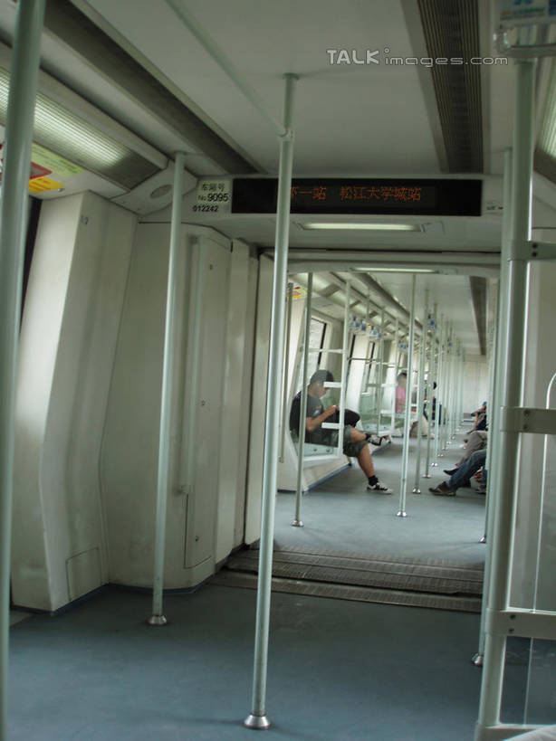 东方人,栏杆,坐,竖图,室内,白天,侧面,旅游,度假,标志建筑,地标,地铁,建筑,椅子,上海,中国,亚洲,行人,服装,扶手,轨道交通,许多人,注视,休闲装,黄种人,娱乐,建设,车厢,护栏,路人,衣服,观察,看,一群人,享受,休闲,休闲服,旅游胜地,放松,服饰,9号线,观看,申,察看,关注,浦东新区,东亚,松江区,上海市,中华人民共和国,沪,华东地区,过客,男人,男性,年轻男性,年轻女性,女人,女性,亚洲人,坐着,半身,彩图,地铁机动车,地下铁,轻轨,杨高中路,松江南站,上海轨道交通9号线,上海地铁9号线,shslj1