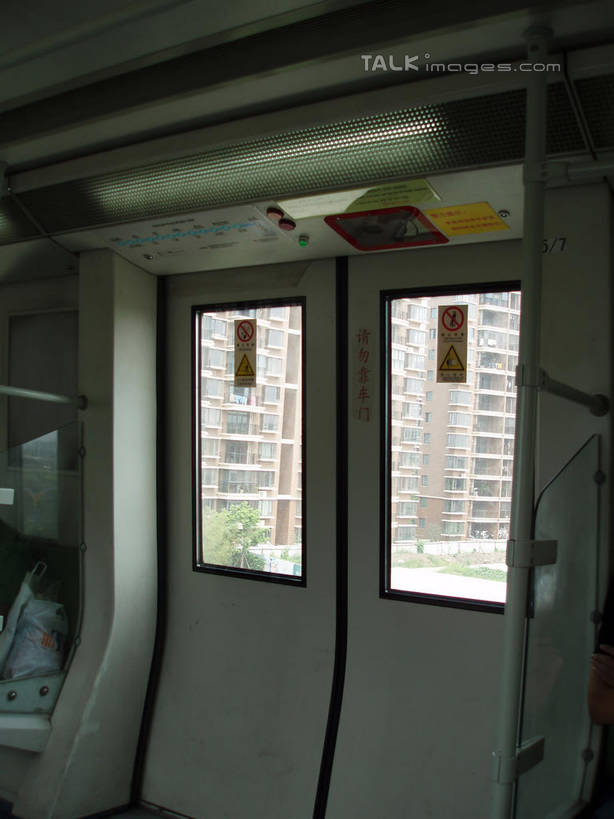 无人,竖图,室内,白天,正面,旅游,度假,窗户,门,标志建筑,地标,地铁,建筑,上海,中国,亚洲,阴影,反射,影子,轨道交通,娱乐,建设,玻璃窗,车门,门框,享受,休闲,旅游胜地,放松,申,东亚,上海市,中华人民共和国,沪,华东地区,彩图,地铁机动车,地下铁,轻轨,shslj1