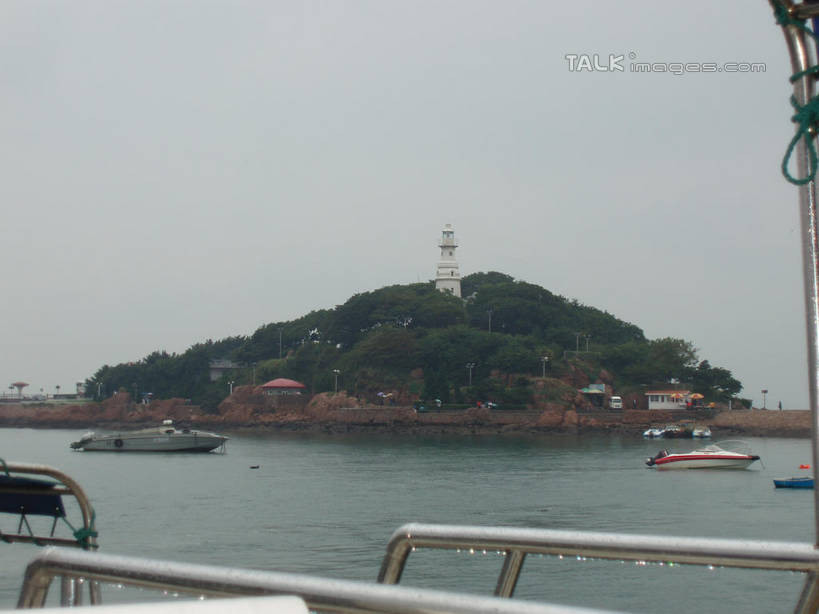 无人,家,栏杆,横图,室外,白天,正面,旅游,度假,海浪,海洋,美景,森林,山,山脉,树林,植物,道路,轮船,船,青岛,中国,亚洲,信息,房屋,屋子,景观,浪花,山峰,乌云,云,阴天,云朵,围栏,灯塔,交通,山峦,云彩,方向,娱乐,山东,护栏,楼房,住宅,树,树木,绿色,天空,自然,海水,交通工具,群山,天,享受,休闲,景色,放松,生长,成长,引导,指引,昏暗,阴沉,自然风光,载具,海景,东亚,山东省,中华人民共和国,华东地区,鲁,青岛市,航标,大海,风浪,海,海水的波动,近岸浪,涌浪,彩图,房子,导航,shslj1