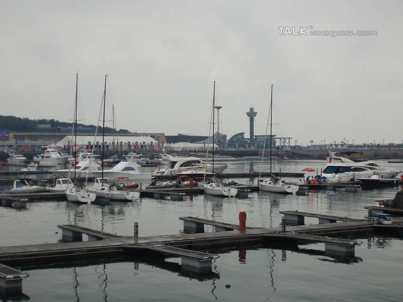 无人,码头,横图,室外,白天,正面,度假,美景,山,山脉,城市风光,城市,港口,轮船,船,青岛,中国,亚洲,许多,停靠,景观,山峰,乌云,云,阴天,云朵,山峦,很多,云彩,娱乐,山东,天空,交通工具,群山,天,享受,休闲,景色,放松,昏暗,阴沉,停泊,载具,东亚,山东省,游艇码头,中华人民共和国,华东地区,鲁,青岛市,彩图,摆渡口,埠头,渡口,渡头,港湾,海港,口岸,shslj1