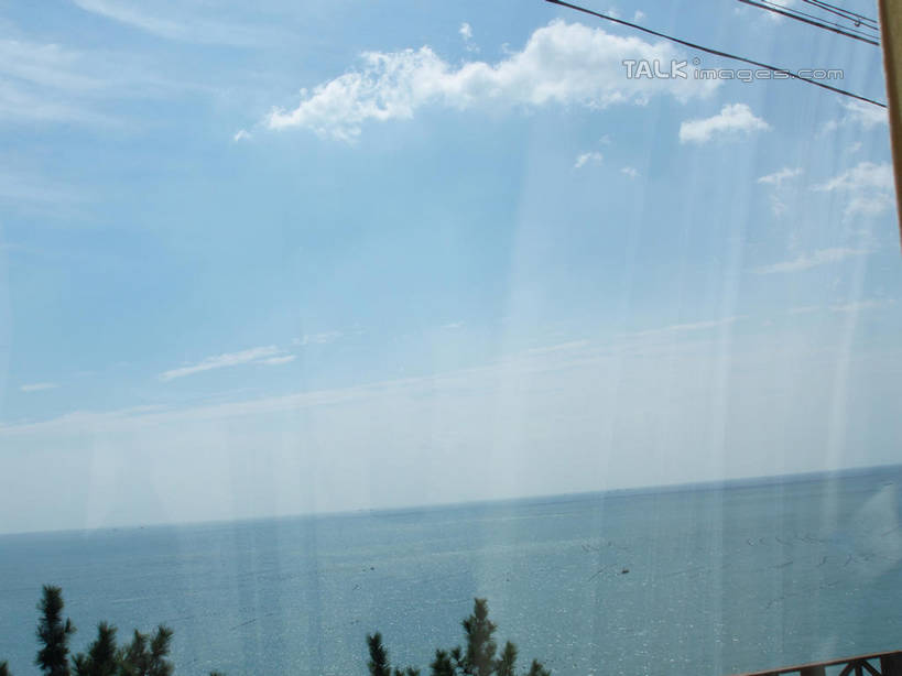 无人,横图,室内,白天,正面,旅游,度假,海浪,海洋,美景,植物,窗户,青岛,中国,亚洲,阴影,光线,影子,景观,浪花,水平线,云,云朵,辽阔,海平线,云彩,娱乐,山东,玻璃窗,树,树木,蓝色,绿色,白云,蓝天,天空,阳光,自然,海水,车窗,天,享受,休闲,广阔,景色,放松,生长,晴朗,成长,一望无际,自然风光,海景,东亚,山东省,中华人民共和国,华东地区,鲁,青岛市,无边无际,一马平川,大海,风浪,海,海水的波动,近岸浪,涌浪,晴空,彩图,水天相接,水天一线,shslj1