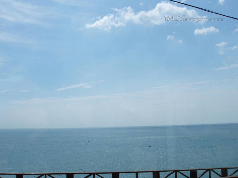 无人,栏杆,横图,室内,白天,正面,旅游,度假,海浪,海洋,美景,窗户,青岛,中国,亚洲,阴影,光线,影子,景观,浪花,水平线,云,云朵,围栏,辽阔,海平线,云彩,娱乐,山东,护栏,玻璃窗,蓝色,白云,蓝天,天空,阳光,自然,海水,车窗,天,享受,休闲,广阔,景色,放松,晴朗,一望无际,自然风光,海景,东亚,山东省,中华人民共和国,华东地区,鲁,青岛市,无边无际,一马平川,大海,风浪,海,海水的波动,近岸浪,涌浪,晴空,彩图,水天相接,水天一线,shslj1