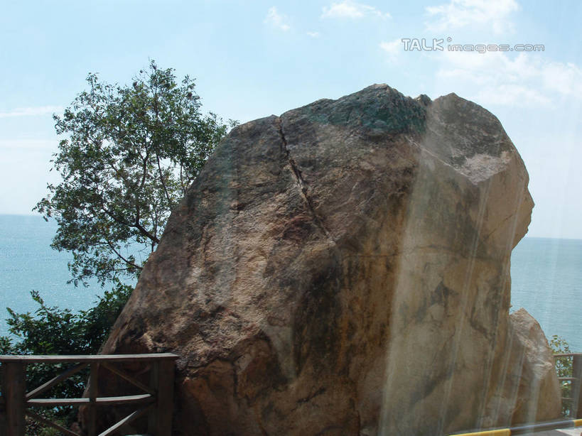 无人,栏杆,横图,室内,白天,正面,旅游,度假,海浪,海洋,石头,美景,植物,窗户,青岛,中国,亚洲,阴影,光线,石子,影子,景观,浪花,云,云朵,围栏,云彩,娱乐,山东,护栏,玻璃窗,树,树木,蓝色,绿色,白云,蓝天,天空,阳光,自然,海水,车窗,天,享受,休闲,景色,放松,生长,晴朗,成长,自然风光,海景,东亚,山东省,中华人民共和国,华东地区,鲁,青岛市,大海,风浪,海,海水的波动,近岸浪,石块,岩石,涌浪,晴空,彩图,shslj1