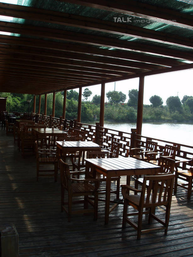 无人,餐厅,栏杆,竖图,室外,白天,正面,旅游,度假,草地,草坪,湖,湖泊,美景,树林,水,植物,餐桌,桌子,椅子,太湖,中国,亚洲,阴影,光线,木制,影子,木椅,湖面,景观,水流,水面,围栏,娱乐,江苏,苏州,护栏,草,树,树木,蓝色,绿色,蓝天,天空,阳光,自然,木制品,湖水,天,享受,休闲,景色,放松,缥缈峰,西山,生长,晴朗,成长,餐台,自然风光,东亚,江苏省,苏州市,万里无云,中华人民共和国,华东地区,苏,吴中区,晴空,晴空万里,彩图,餐馆,饭店,饭馆,洞庭西山,包山,shslj1