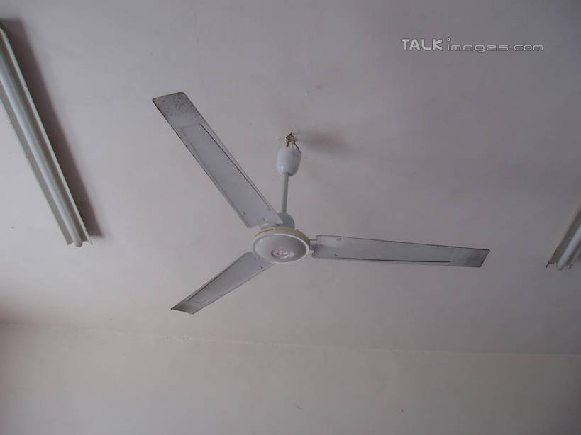 无人,横图,室内,白天,白色背景,仰视,天花板,静物,照明,阴影,反射,电器,影子,灯光,风扇,夏季,清凉,凉爽,顶灯,灯,灯具,夏天,吊扇,电风扇,电扇,一台,照亮,家电,家用电器,照明设备,彩图,低角度拍摄,小家电,shslj1