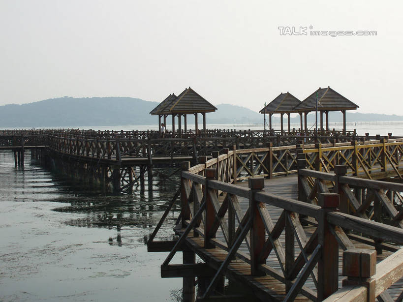 无人,栏杆,横图,室外,白天,正面,旅游,度假,湖,湖泊,美景,山,山脉,水,太湖,中国,亚洲,阴影,波纹,曲折,弯曲,光线,木板,伞,影子,雨伞,遮阳伞,湖面,景观,山峰,水流,水面,围栏,桥,木桥,涟漪,山峦,娱乐,阳伞,江苏,苏州,护栏,栈桥,蓝色,蓝天,水纹,天空,阳光,自然,波浪,湖水,群山,天,享受,休闲,景色,放松,缥缈峰,西山,蜿蜒,晴朗,人行桥,木板桥,太阳伞,自然风光,东亚,江苏省,苏州市,万里无云,中华人民共和国,华东地区,苏,水晕,吴中区,晴空,晴空万里,彩图,洞庭西山,包山,shslj1
