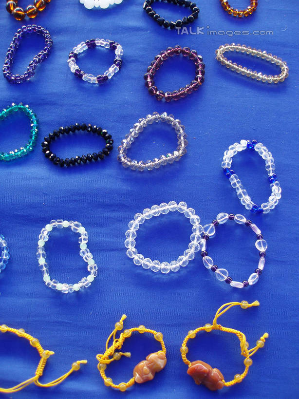 无人,竖图,俯视,室内,特写,白天,静物,许多,阴影,反射,布料,影子,很多,布纹,装饰品,桌布,排列,蓝色,餐巾,饰品,手链,首饰,台布,手镯,镯子,摆列,餐桌布,彩图,高角度拍摄,布列,分列,shslj1