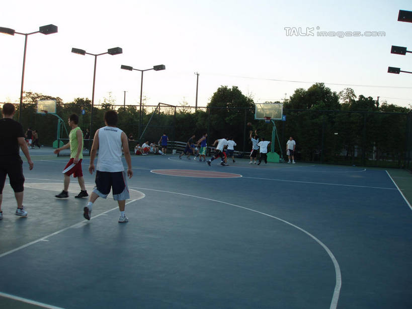 东方人,背部,运动员,站,举,横图,室外,白天,正面,运动服,锻炼,快乐,比赛,运动,竞争,草地,草坪,树林,植物,路灯,照明,亚洲,阴影,服装,光线,影子,篮球场,球场,灯光,许多人,篮球运动员,注视,黄种人,娱乐,场地,灯,草,树,树木,衣服,蓝色,绿色,蓝天,天空,阳光,自然,天,观察,看,托,站着,一群人,休闲,服饰,生长,晴朗,成长,观看,照亮,察看,体育运动,衣着,照明设备,穿着,关注,万里无云,衣饰,体育,男人,男性,年轻男性,亚洲人,晴空,晴空万里,体育运动员,运动选手,举起,举手,举着,向上举,向上伸,向上托,站立,半身,彩图,健身,篮球场地,运动装,shslj1