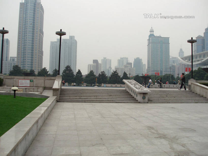 东方人,博物馆,高楼大厦,栏杆,走,横图,室外,白天,正面,度假,草地,草坪,美景,树林,植物,楼梯,城市风光,标志建筑,城市,大厦,地标,建筑,路灯,摩天大楼,照明,上海,中国,亚洲,行人,游客,游人,服装,研究,扶手,阶梯,景观,建筑群,灯光,许多人,教育,注视,休闲装,黄种人,娱乐,建设,护栏,路人,旅客,台阶,灯,草,树,树木,衣服,绿色,天空,自然,人民广场,天,观察,看,一群人,享受,休闲,休闲服,景色,放松,服饰,上海博物馆,生长,成长,观看,展览,照亮,申,察看,照明设备,关注,欣赏,陈列,黄浦区,东亚,上海市,中华人民共和国,沪,华东地区,典藏,过客,上海人民广场,男人,男性,年轻男性,年轻女性,女人,女性,亚洲人,步行,散步,走路,彩图,全身,大楼,高层建筑,高楼,摩天楼,shslj1