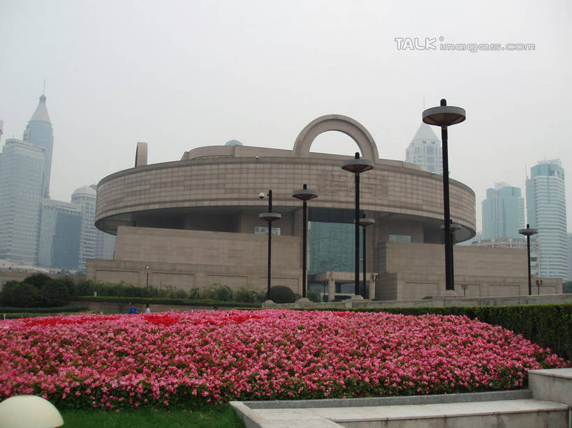 无人,博物馆,高楼大厦,横图,室外,白天,正面,度假,花海,花圃,美景,植物,城市风光,标志建筑,城市,大厦,地标,建筑,路灯,摩天大楼,叶子,照明,上海,中国,亚洲,研究,盛开,景观,建筑群,灯光,教育,花蕾,娱乐,建设,灯,花,花瓣,花朵,花卉,鲜花,树,树木,蓝色,绿色,蓝天,天空,自然,人民广场,花丛,花束,花田,天,花苞,花蕊,享受,休闲,景色,放松,上海博物馆,生长,晴朗,成长,展览,照亮,申,照明设备,欣赏,陈列,黄浦区,东亚,上海市,万里无云,中华人民共和国,沪,华东地区,典藏,上海人民广场,晴空,晴空万里,彩图,大楼,高层建筑,高楼,摩天楼,shslj1