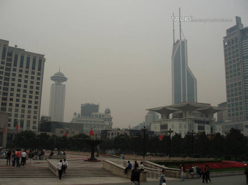 东方人,高楼大厦,栏杆,站,走,横图,室外,白天,正面,度假,草地,草坪,花海,花圃,美景,树林,植物,楼梯,城市风光,标志建筑,城市,大厦,地标,建筑,摩天大楼,叶子,上海,中国,亚洲,行人,游客,游人,服装,盛开,扶手,阶梯,景观,建筑群,许多人,花蕾,注视,休闲装,黄种人,娱乐,建设,护栏,路人,旅客,台阶,草,花,花瓣,花朵,花卉,鲜花,树,树木,衣服,绿色,天空,自然,人民广场,花丛,花束,花田,天,花苞,花蕊,观察,看,站着,一群人,享受,休闲,休闲服,景色,放松,服饰,生长,成长,观看,申,察看,关注,黄浦区,东亚,上海市,中华人民共和国,沪,华东地区,过客,上海人民广场,男人,男性,年轻男性,年轻女性,女人,女性,亚洲人,步行,散步,站立,走路,半身,彩图,大楼,高层建筑,高楼,摩天楼,shslj1