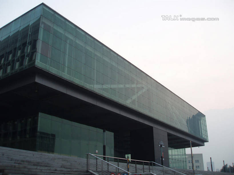 无人,栏杆,横图,室外,白天,仰视,旅游,度假,楼梯,标志建筑,道路,地标,建筑,路,上海,中国,亚洲,阴影,光线,扶手,影子,阶梯,墙,小路,交通,娱乐,建设,护栏,墙壁,墙面,台阶,蓝色,蓝天,天空,阳光,天,享受,休闲,世博新闻中心,世博中心,上海世博馆,世博馆,上海世博会,世博,世博会,旅游胜地,放松,晴朗,申,东亚,世博园,上海市,万里无云,中华人民共和国,沪,华东地区,晴空,晴空万里,彩图,低角度拍摄,shslj1