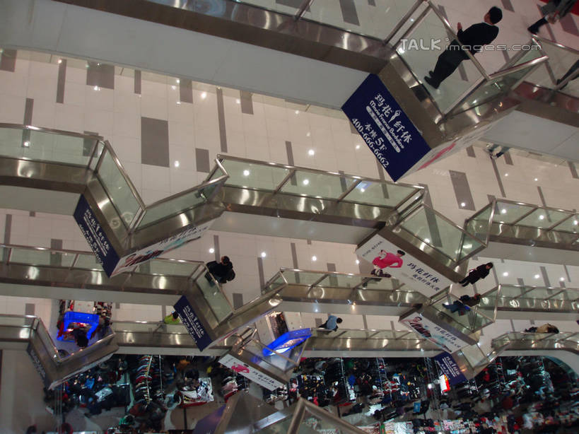 东方人,商店,栏杆,站,走,横图,俯视,室内,白天,购物,度假,消费,美景,城市风光,超市,城市,电梯,商场,上海,中国,亚洲,行人,游客,游人,阴影,服装,光线,影子,电动扶梯,景观,围栏,走道,走廊,过道,灯光,自动扶梯,运输工具,许多人,注视,休闲装,黄种人,娱乐,护栏,路人,旅客,衣服,观察,看,站着,一群人,享受,休闲,休闲服,景色,放松,金融,百货,服饰,观看,申,察看,关注,选购,贸易,百货公司,东亚,上海市,中华人民共和国,沪,华东地区,血拼,过客,男人,男性,年轻男性,年轻女性,女人,女性,亚洲人,步行,散步,站立,走路,半身,彩图,高角度拍摄,购物商场,购物中心,商业中心,扶手电梯,升降设备,运输带,自动行人电梯,电扶梯,shslj1