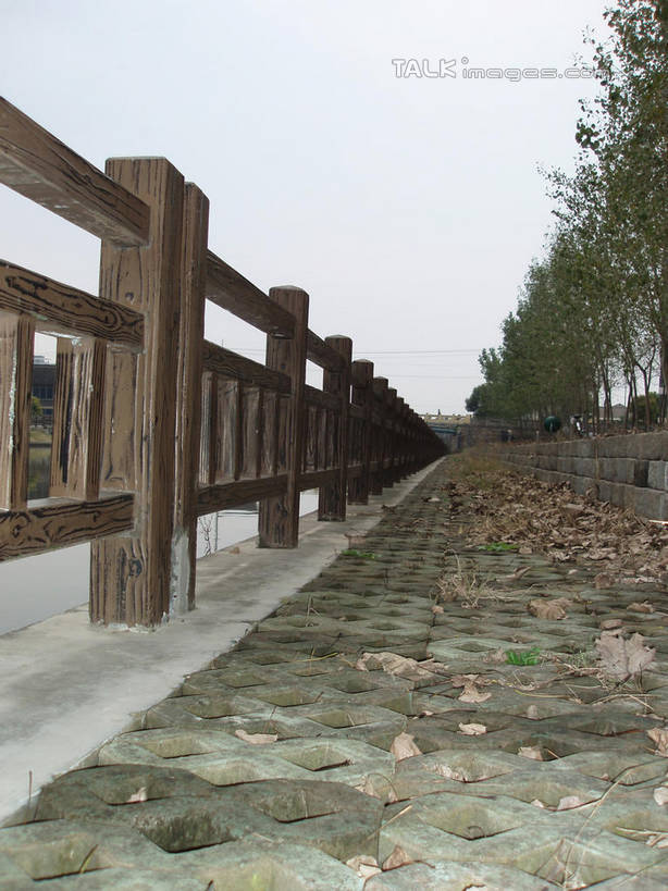 无人,栏杆,竖图,室外,白天,正面,消失点,度假,美景,树林,植物,城市风光,城市,道路,路,叶子,阴影,光线,影子,景观,围栏,小路,枯叶,落叶,交通,娱乐,护栏,树,树木,蓝色,绿色,蓝天,天空,阳光,自然,天,享受,休闲,景色,放松,生长,晴朗,成长,万里无云,叶,叶片,晴空,晴空万里,彩图,没影点,灭点,shslj1