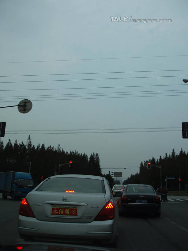 无人,竖图,室外,白天,正面,度假,美景,植物,城市风光,城市,道路,路,路灯,公路,汽车,照明,电力,电线,电线杆,线,景观,灯光,电能,交通,线路,娱乐,车,灯,树,树木,绿色,天空,自然,灯具,交通工具,轿车,天,享受,休闲,景色,放松,警示,生长,成长,电,车灯,尾灯,电源,照亮,提醒,照明设备,提示,载具,能量,马路,彩图,shslj1